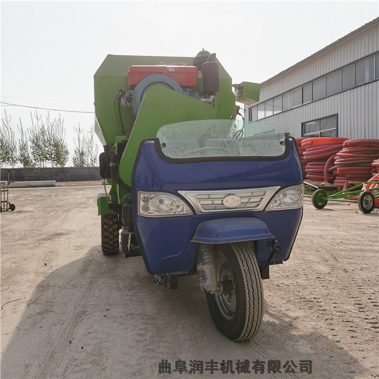 牛羊養(yǎng)殖場喂草車 多容量撒料車定做 喂馬用的撒料車廠家