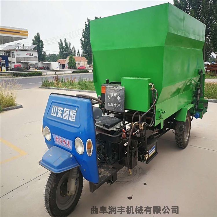 牛羊草料喂料車圖片 牲畜投料車圖片 喂牛羊省時(shí)撒料車