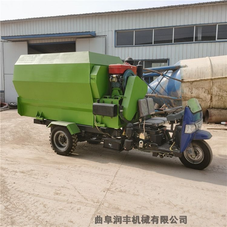 小型養(yǎng)殖撒料車(chē)視頻 電動(dòng)飼料投喂車(chē) 飼養(yǎng)牛草飼料車(chē)