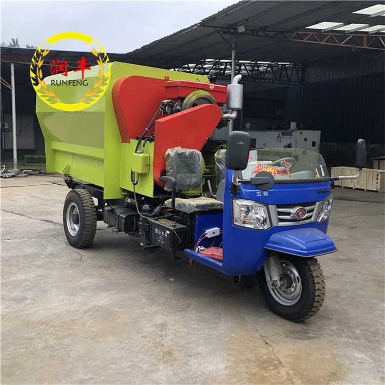 河北廊坊市牛場撒料車潤豐飼喂方便飼料投喂車
