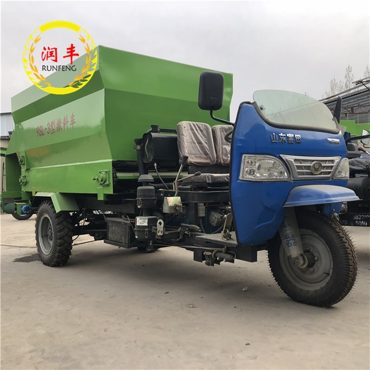 河南濮陽市三輪撒料機潤豐出料干凈飼料投喂車