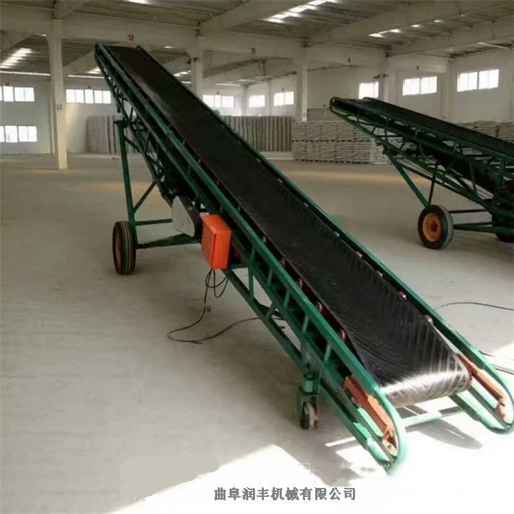 水泥袋沙子輸送機(jī) 農(nóng)場物料傳送機(jī) 帶移動(dòng)升降的輸送機(jī)