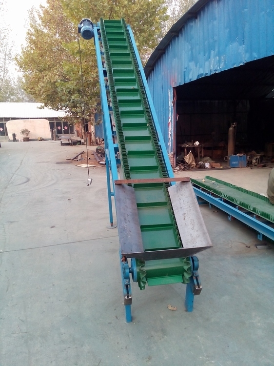 電動(dòng)升降擋邊輸送機(jī)袋裝物料 建筑專(zhuān)用輸送機(jī)