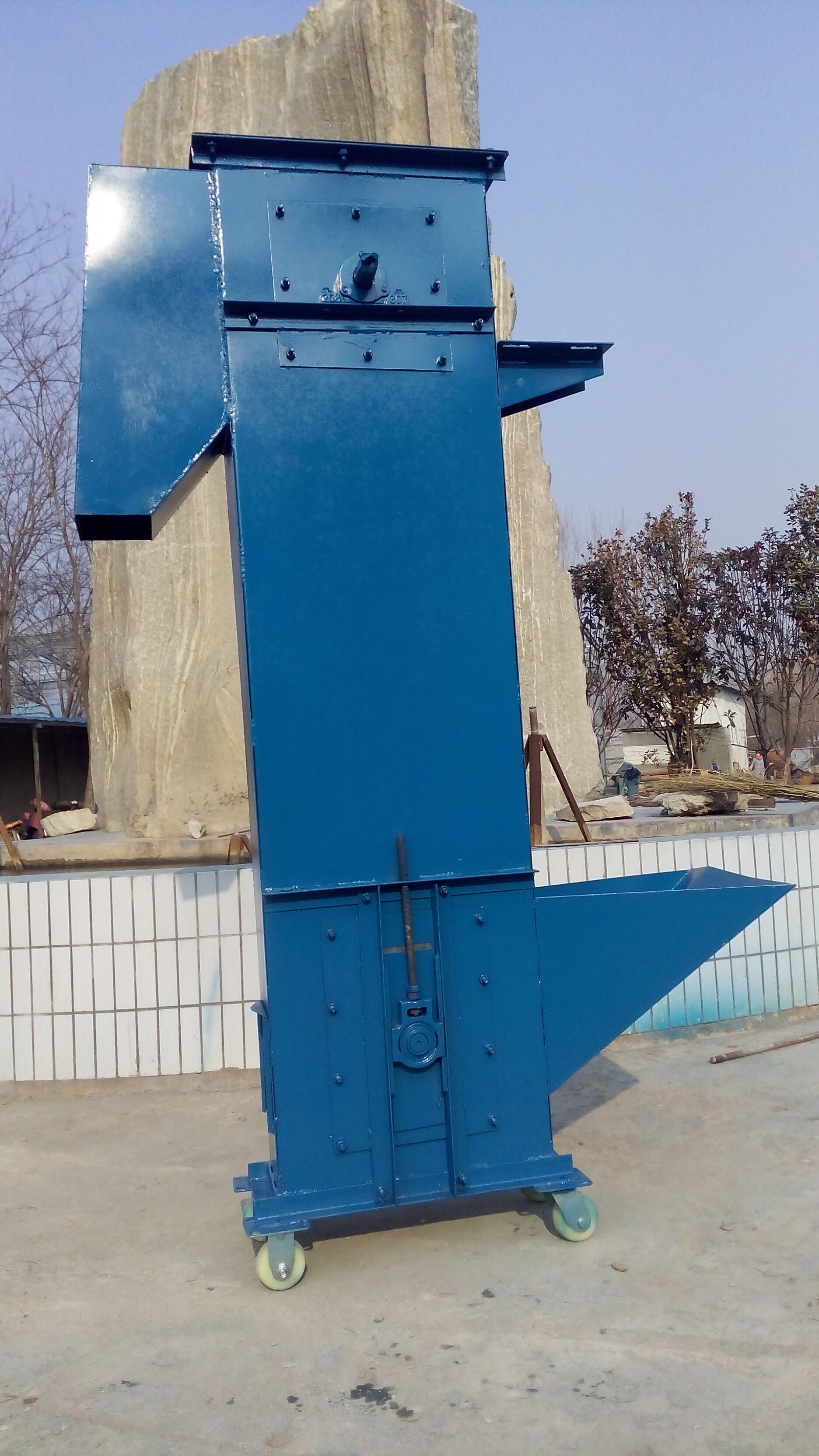 板鏈物料提升機 廠家推薦 垂直瓦斗上料機
