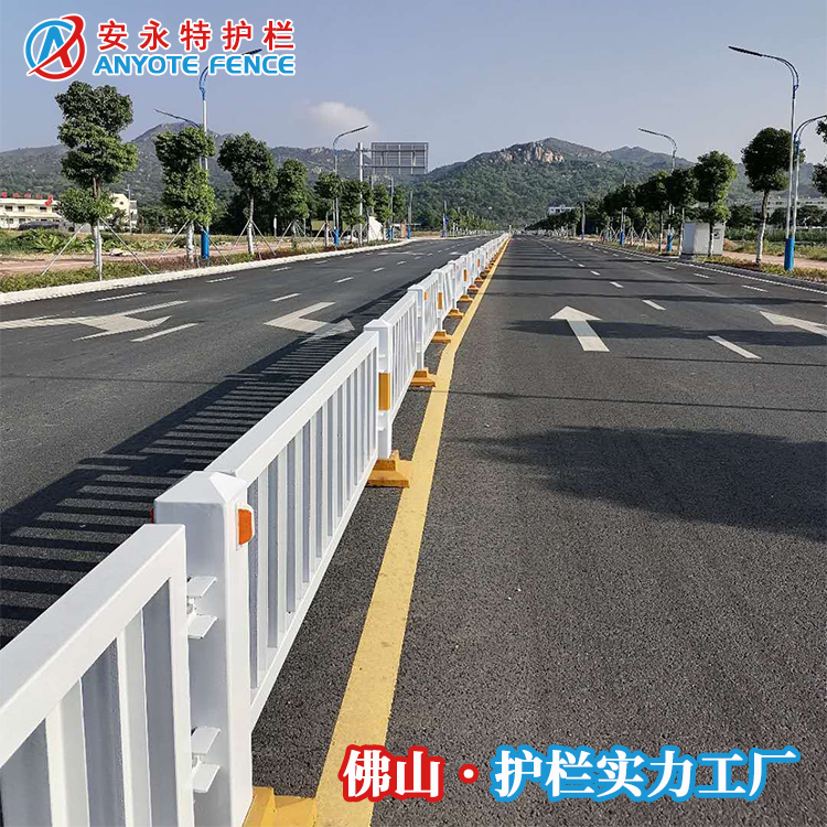 大鵬區(qū)車行道隔離欄 路中槽鋼護欄 深標(biāo)3中型欄桿批發(fā)