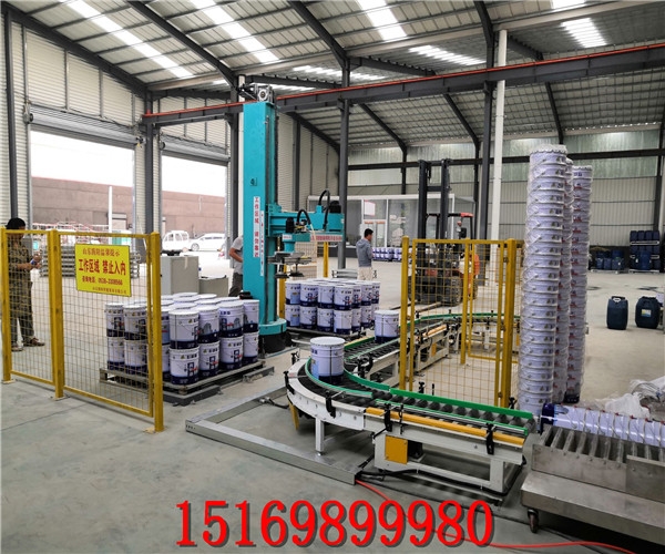 立柱機器人碼垛機在制造業(yè)中塑料顆粒碼垛應(yīng)用案例