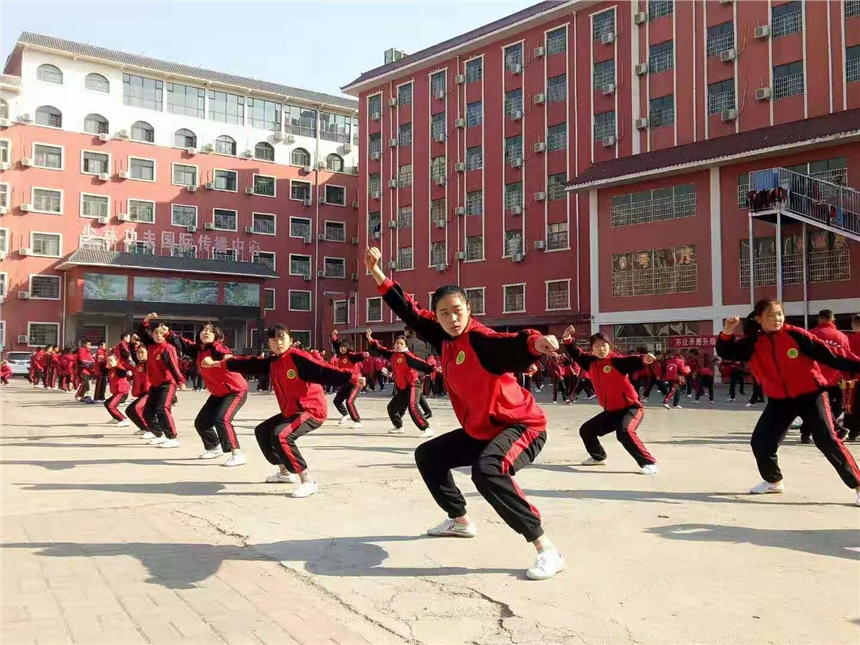 到嵩山少林寺武校上學(xué)吃住學(xué)費(fèi)全年要多少錢?
