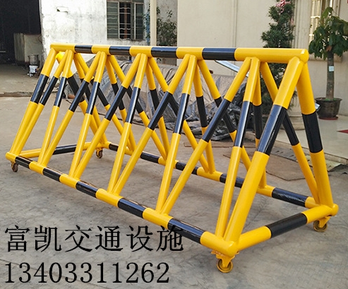 石家莊鐵馬護欄隔離護欄鐵馬圍擋１３４０３３１１２６２鐵馬現(xiàn)貨河北石家莊鐵馬廠家隔離圍欄廠家