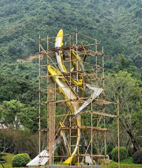 常州定制廣場(chǎng)電鍍不銹鋼魚雕塑 10米金色漸變魚躍水面雕塑