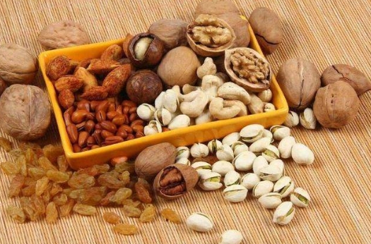 春節(jié)零食狂吃杏仁花生開心果？吃多了危害巨大！