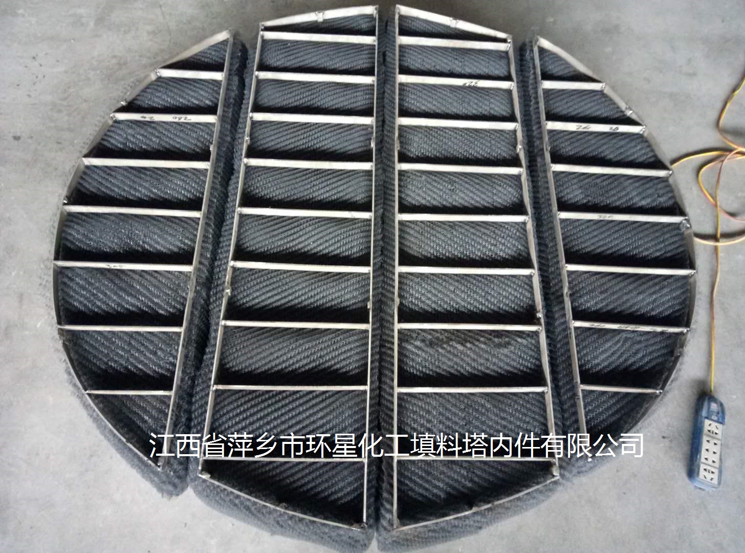金屬絲網(wǎng)除霧器由企業(yè)過(guò)濾網(wǎng)墊和支承件組成，除霧效果好，最小除霧液滴為3-5um