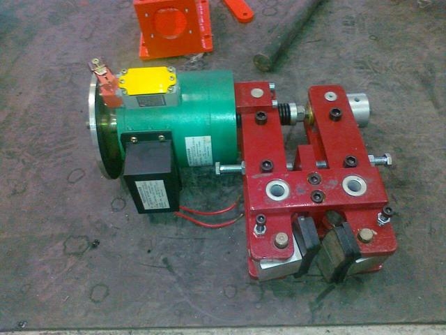 大車機(jī)構(gòu)制動(dòng)器DQPB12.7-300電磁盤式制動(dòng)器磨檫片配件廠家