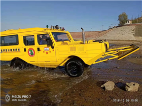 水陸兩棲車液壓舵機轉向：水中轉彎≤10米，7MPa舵機壓力