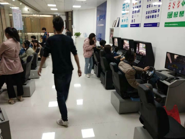 加盟什么生意賺錢投資小-仿真駕駛模擬器加盟開店月入5位數(shù)