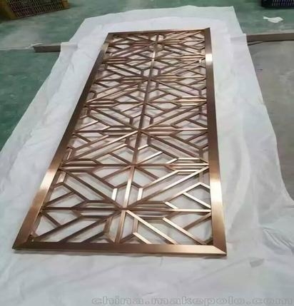 不銹鋼屏風(fēng)隔斷定制，鈦金輕奢客廳花格玫瑰金屏風(fēng)，不銹鋼屏風(fēng)優(yōu)勢