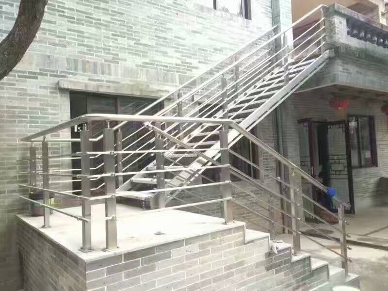 不銹鋼樓梯間扶手，不銹鋼立柱定制。制作工藝與優(yōu)勢