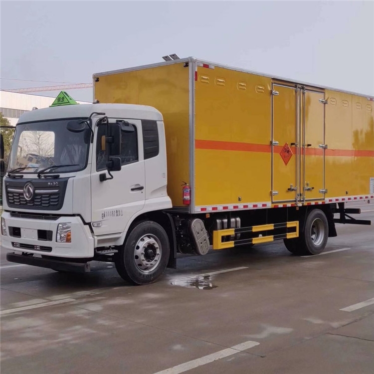 危化品運(yùn)輸車(chē)報(bào)價(jià) 云南昆明東風(fēng)危險(xiǎn)品運(yùn)輸車(chē)廂體體積