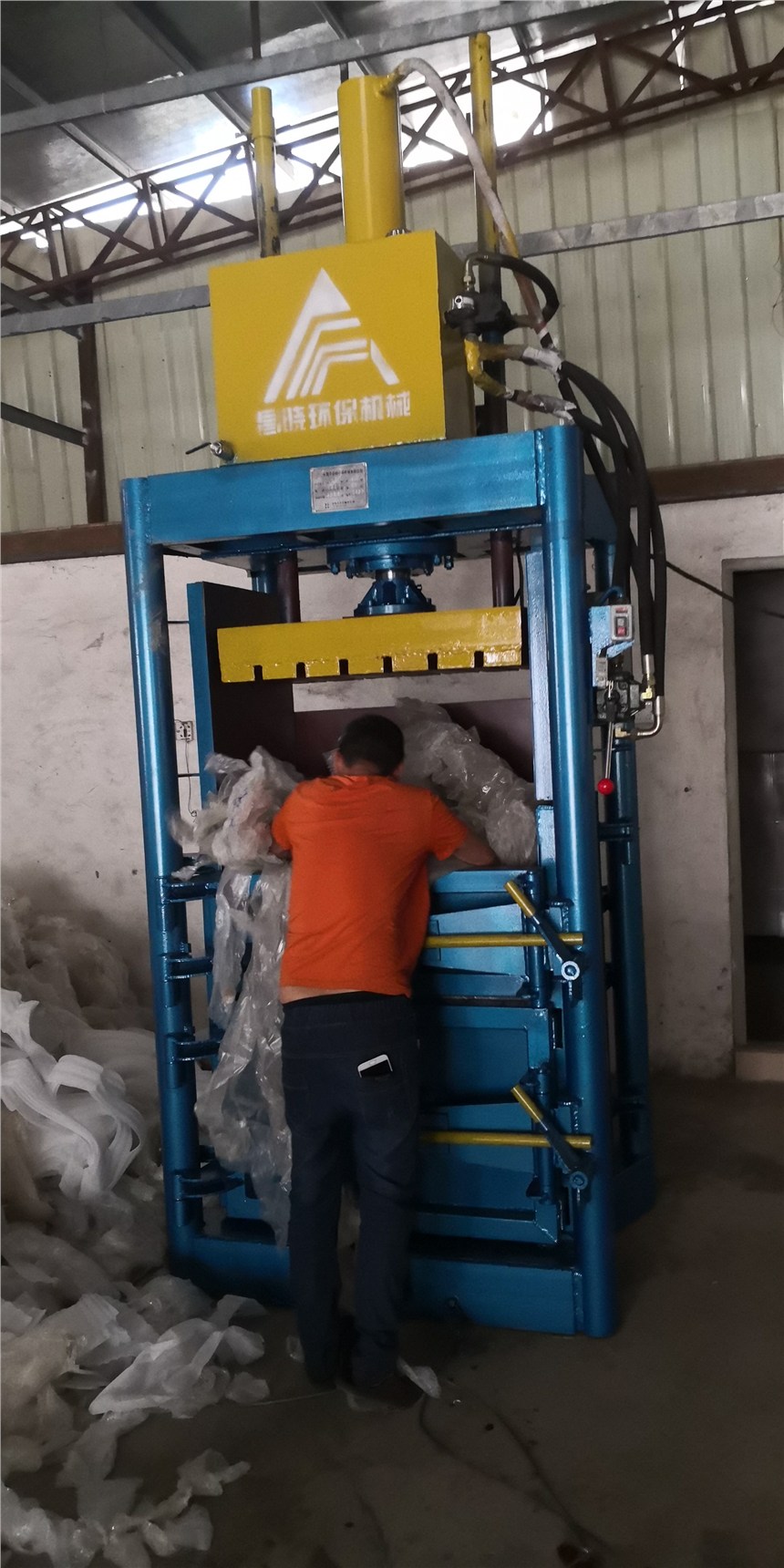 手動(dòng)立式液壓桔梗捆扎機(jī)稻草打包機(jī)廠家熱銷(xiāo)