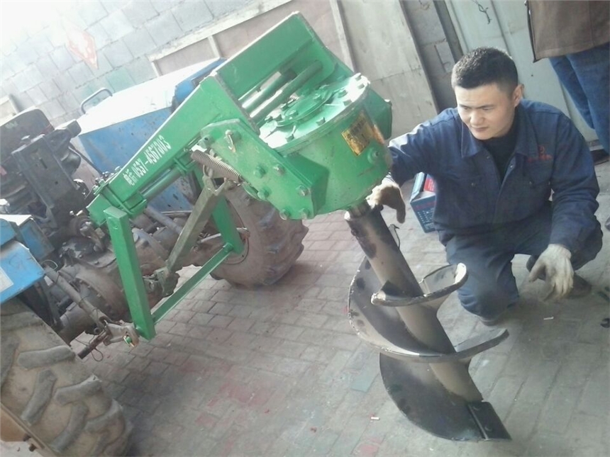 大型苗圃拖拉機植樹挖坑機