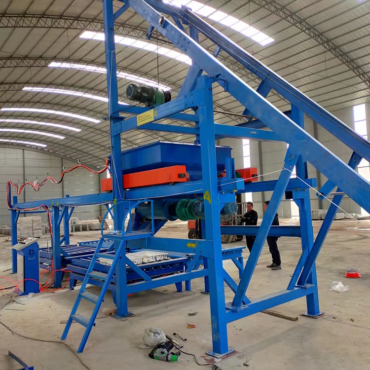YLBL-65小型預(yù)制構(gòu)件布料機 混凝土預(yù)制塊生產(chǎn)設(shè)備圖文介紹