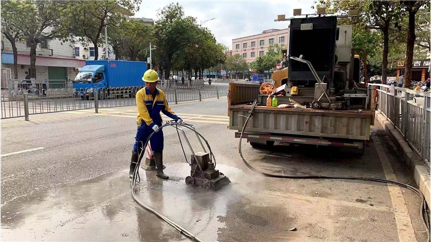 瀝青路熱熔標(biāo)線(xiàn)清除 高壓水除線(xiàn)施工隊(duì) 馬路舊線(xiàn)翻新