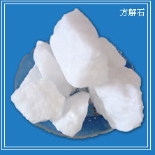 重鈣通常用作填料，還廣泛用于人造地磚、橡膠、塑料、造紙、涂料、油漆、油墨、電纜、