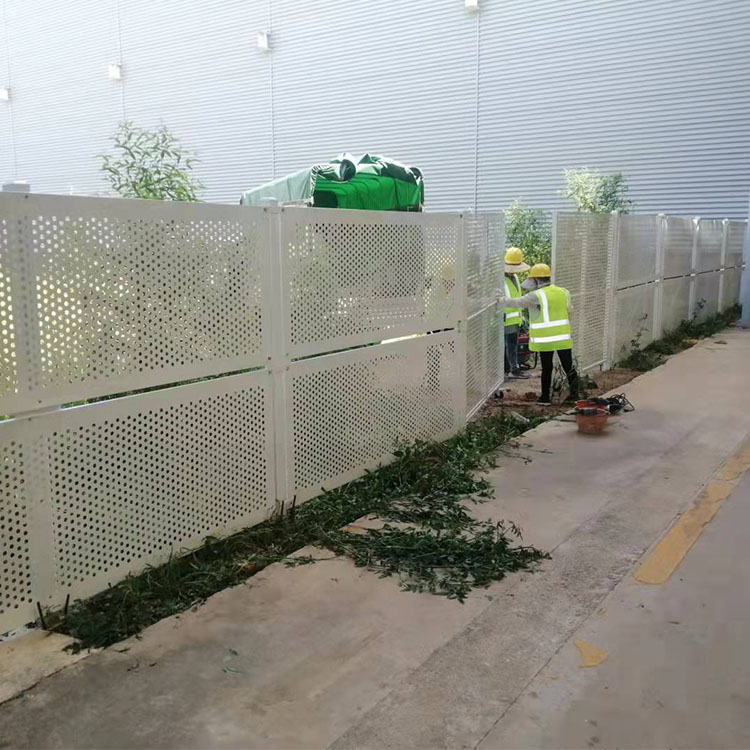 鄉(xiāng)道施工安裝綠色沖孔圍擋上下雙層防風金屬輕型鋼板護欄