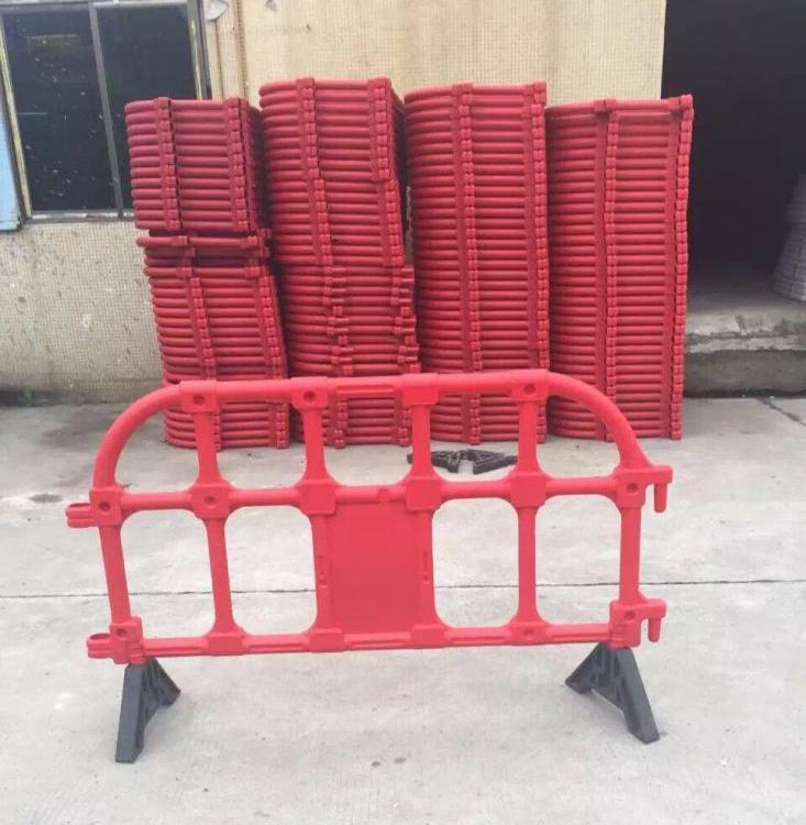 深圳石龍仔道路施工塑料護(hù)欄·，黑色膠馬，PVC圍擋，二手水馬