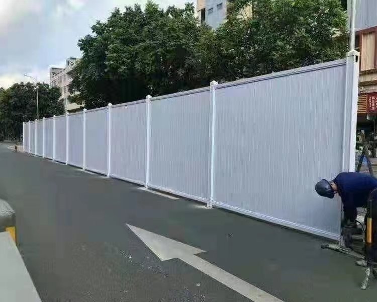深圳PURE33璞岸改造施工pvc圍擋，道路施工基坑護(hù)欄，反光路錐