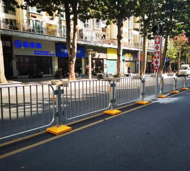 市政道路京式護欄機非分隔欄深標(biāo)1欄桿有現(xiàn)貨支持定制