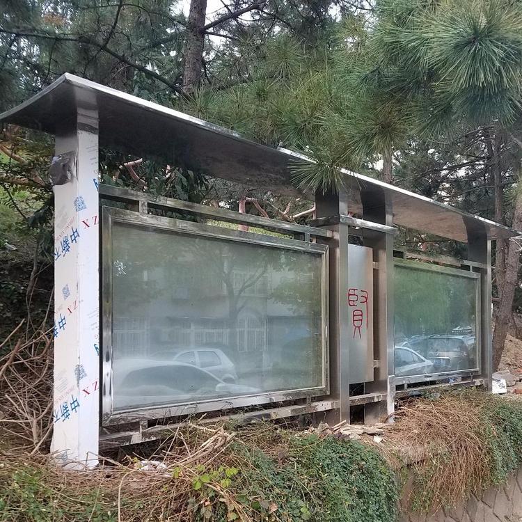青島邦潔定制不銹鋼宣傳欄小區(qū)宣傳欄設計社區(qū)閱報欄廠家制定布告欄