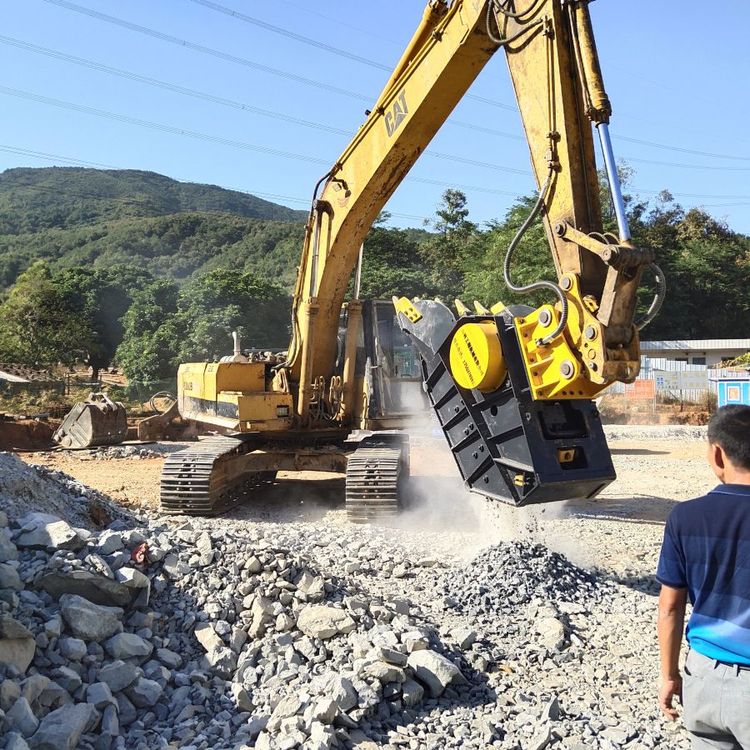 中具挖掘機(jī)破碎斗鄂式鵝卵石粉碎斗挖機(jī)破碎挖斗移動(dòng)破碎器