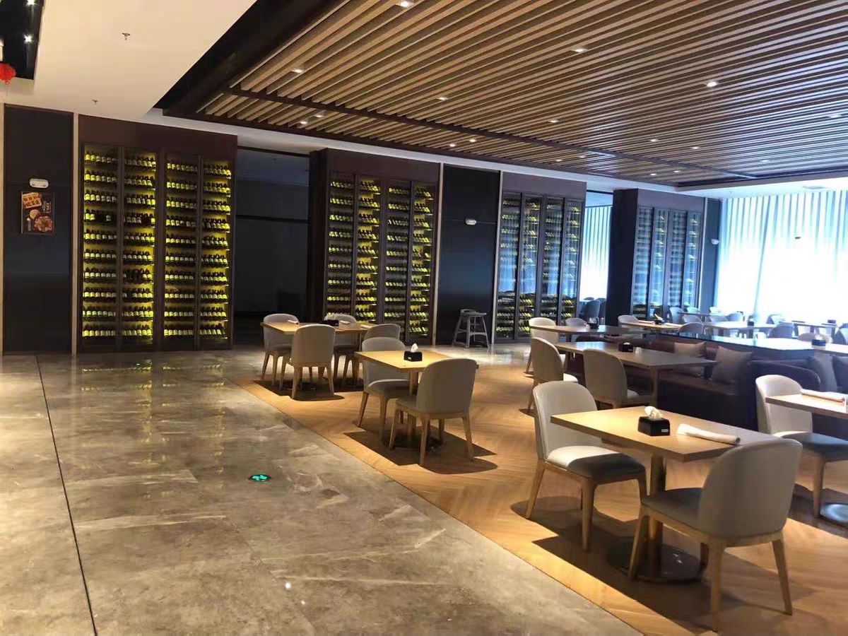 設(shè)計定制輕奢風(fēng)不銹鋼金屬紅酒架恒溫酒柜會所餐廳酒窖展示柜廠家