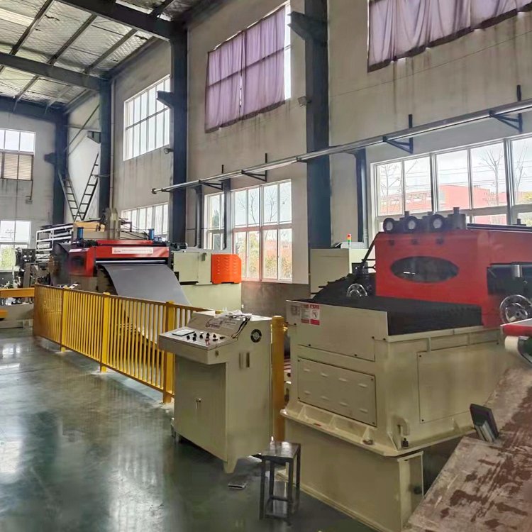 世翔金屬卷材中厚板數(shù)控沖床偏擺送料機(jī)壓縮機(jī)殼體圓片落料線