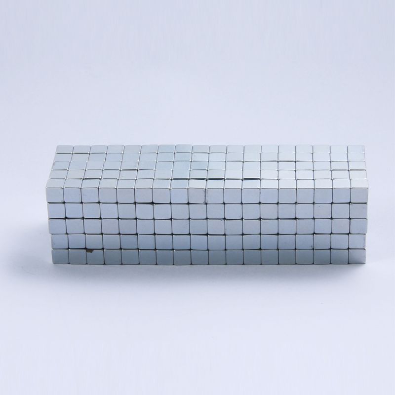 永盛工廠方形高強(qiáng)度10*10*1mm釹鐵硼磁鐵吸鐵石磁鋼現(xiàn)貨批發(fā)