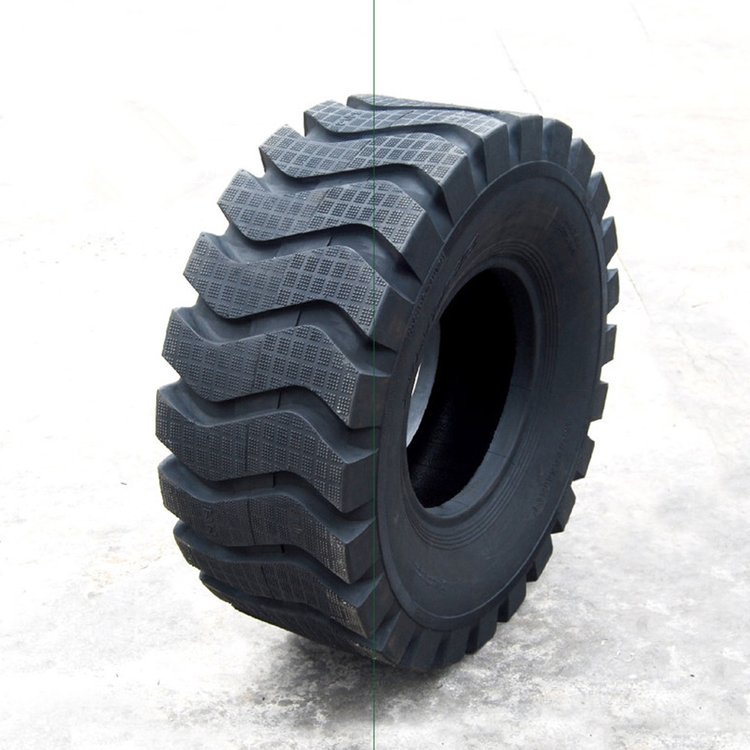 黃海廠家批發(fā)裝載機(jī)輪胎9.00-16工程機(jī)械胎900-16魯飛牌