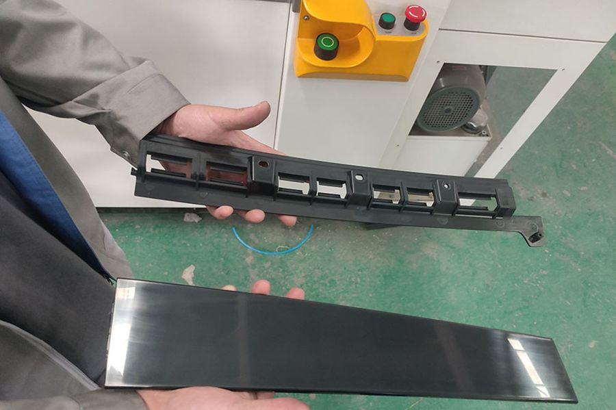 威拓振動(dòng)摩擦焊接機(jī)焊接汽車AB柱裝飾板焊接工裝紅外線焊接設(shè)備