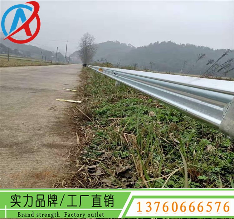 懷陽高速山區(qū)段防撞波板新裝樣式道路防護波形護欄出售