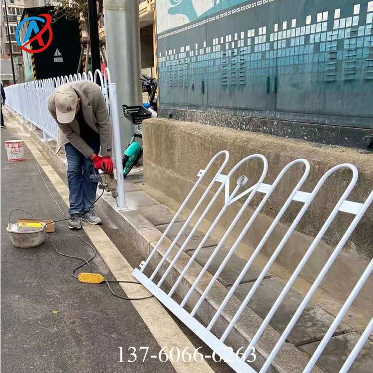 白色京式護欄現(xiàn)貨道路中間隔離欄桿安裝韶關(guān)市政柵欄定制