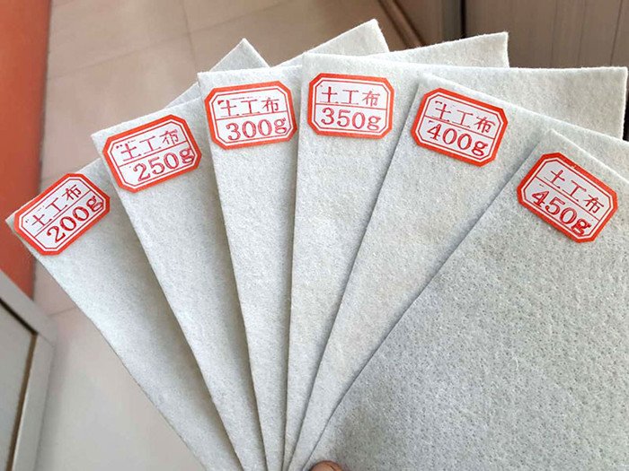 200g無紡短絲土工布河道治理護(hù)坡路面養(yǎng)護(hù)源頭廠可定制可承接工程