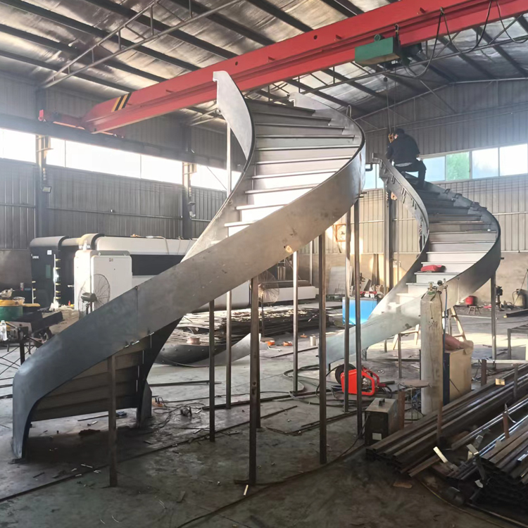 法式創(chuàng)意商場工程烤漆防滑弧形卷弧樓梯重型無焊接玻璃護欄旋轉(zhuǎn)梯