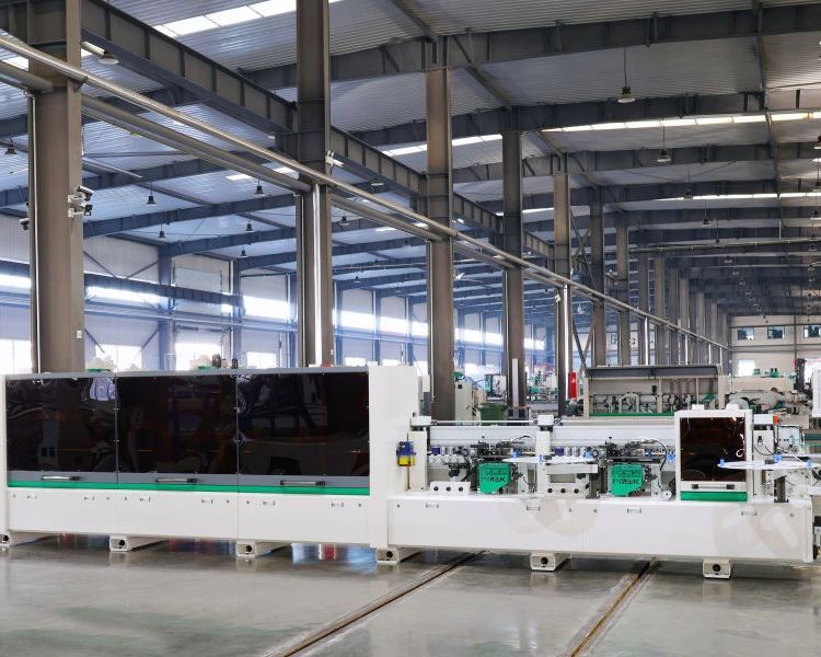 668J-2可配套中高端板式家具生產(chǎn)解決方案。品脈數(shù)控封邊機(jī)