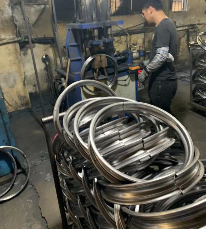 供應(yīng)車懿鋼圈閃光對焊機(jī)中轂點(diǎn)焊機(jī)車圈成套設(shè)備