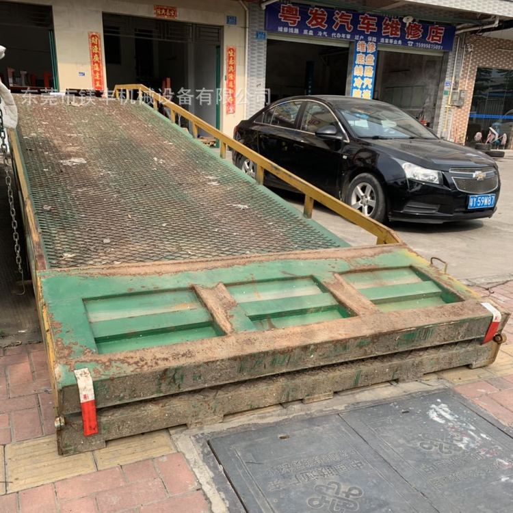 出售一臺(tái)二手卸貨平臺(tái)常年回收登車(chē)橋舊的移動(dòng)式集裝箱叉車(chē)平臺(tái)