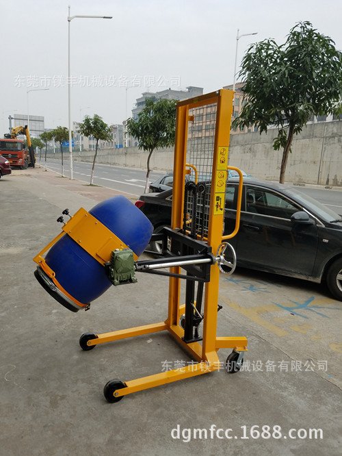東莞手動油桶倒料叉車腳踏式液壓升降翻轉(zhuǎn)裝卸油桶傾倒車投料車
